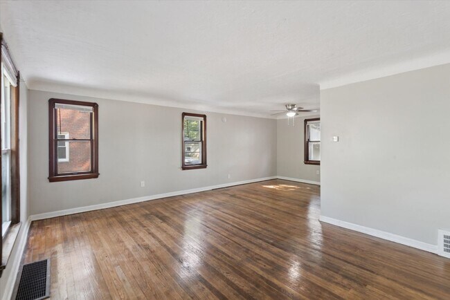 Foto del edificio - 4723 W 125th St