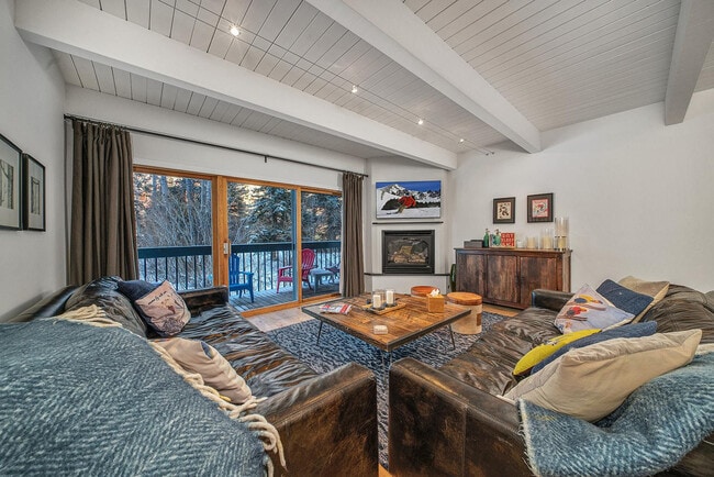 Building Photo - 450 S Pine St