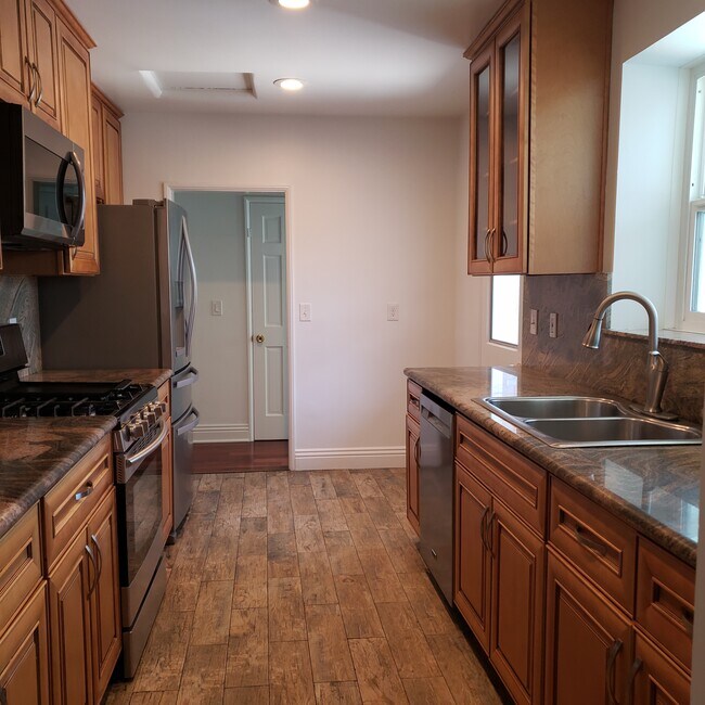 Kitchen - 10966 Braddock Dr