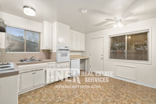 Building Photo - Charming and updated! Two bedroom duplex -...