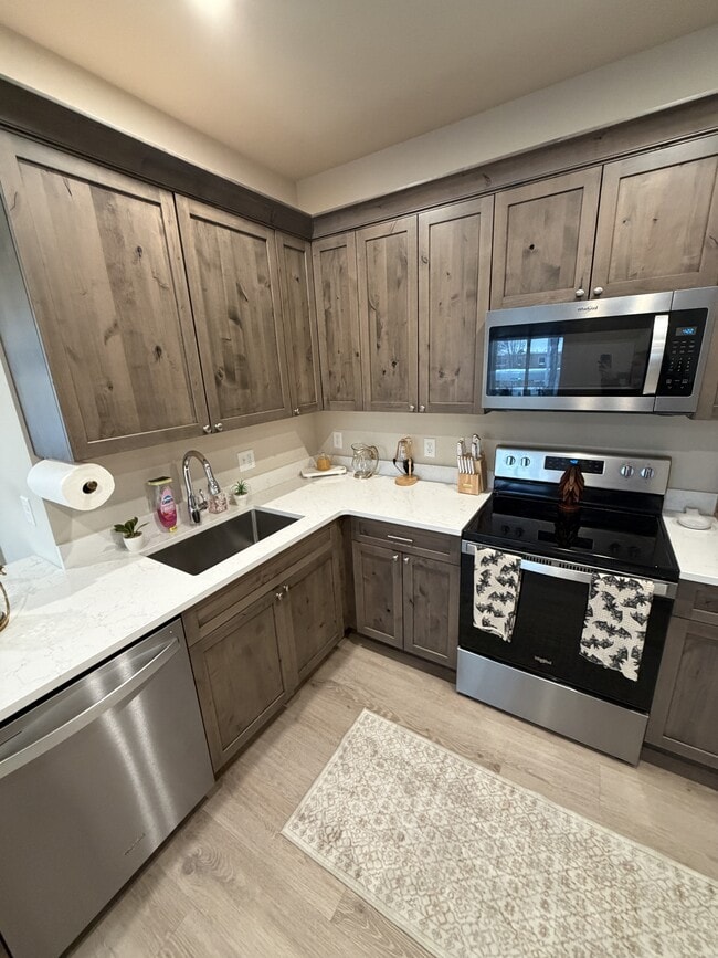 Building Photo - 4 Laurel Hill Dr