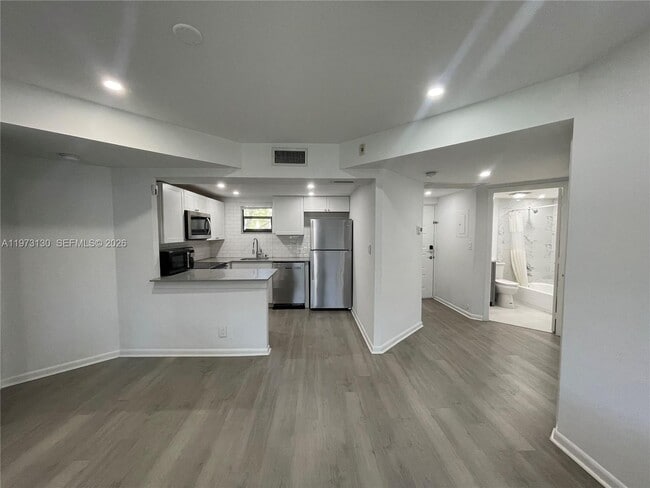 Foto del edificio - 8290 Lake Dr