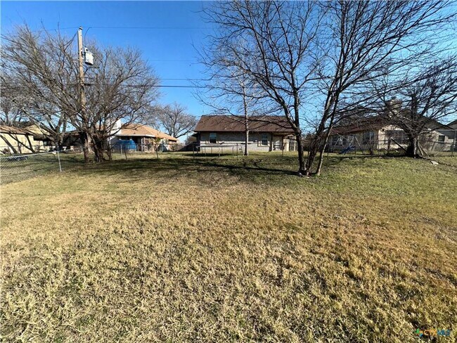 Foto del edificio - Spacious 3 Bedroom Home with Sunroom & Large Backyard