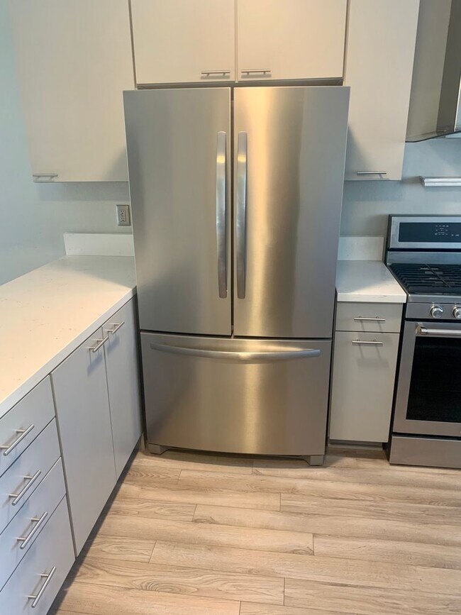 Foto del edificio - Remodeled, Upstairs 2BD / 1BA Condo Less Than 1/2 Mile From the Beach