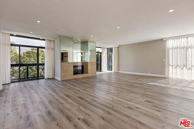 Foto del edificio - 323 N Palm Dr