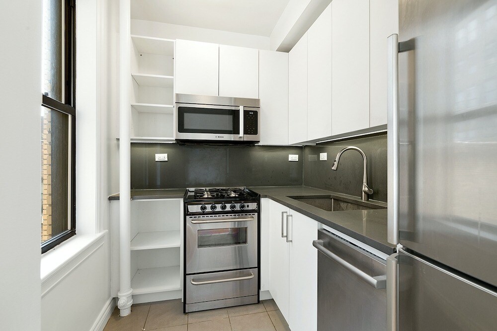 Primary Photo - 301 E 21st St