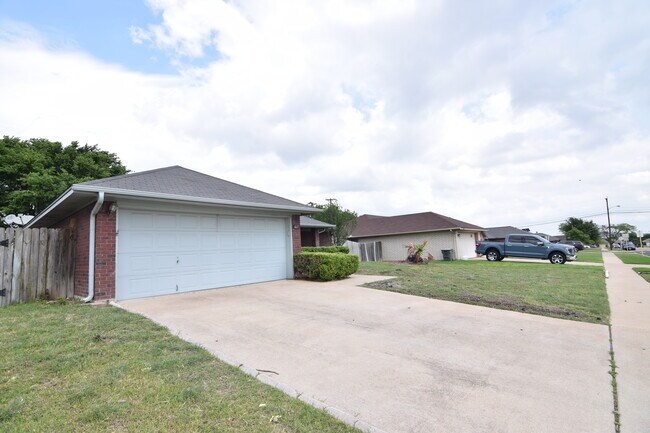 Building Photo - 4605 Mallard Ln