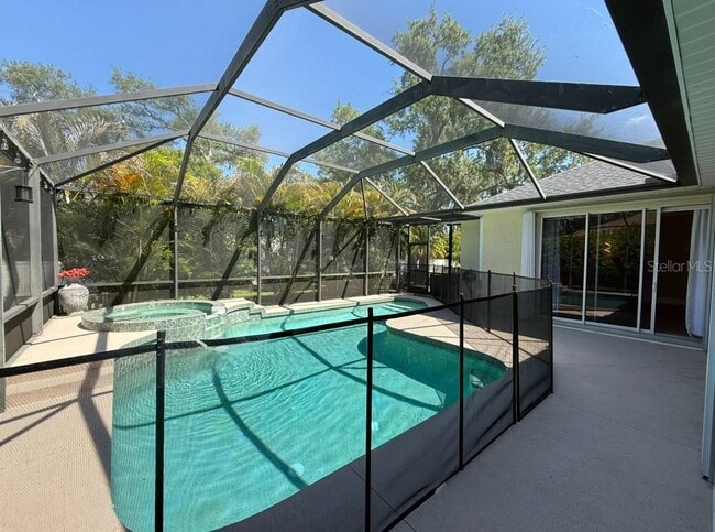 Foto del edificio - 6331 YELLOW WOOD Pl