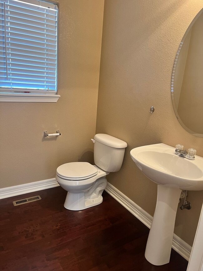 Building Photo - Beautifully maintained corner unit townhome!