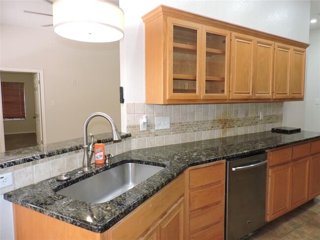 Building Photo - 1404 Peachtree Valley Dr