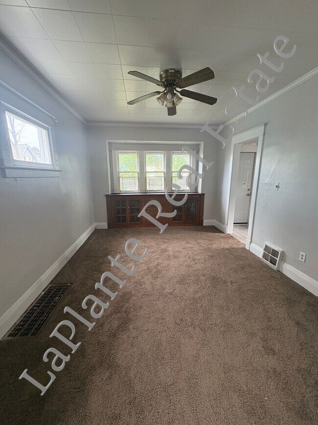 Building Photo - Bright & Spacious 3-Bed Home in Library Vi...