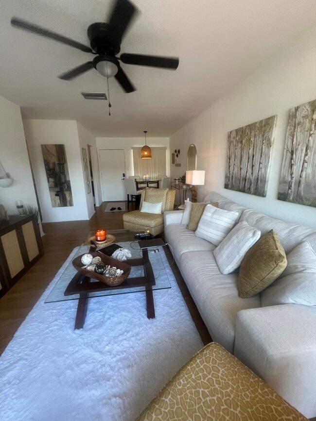 Building Photo - 2041 Sunset Dr