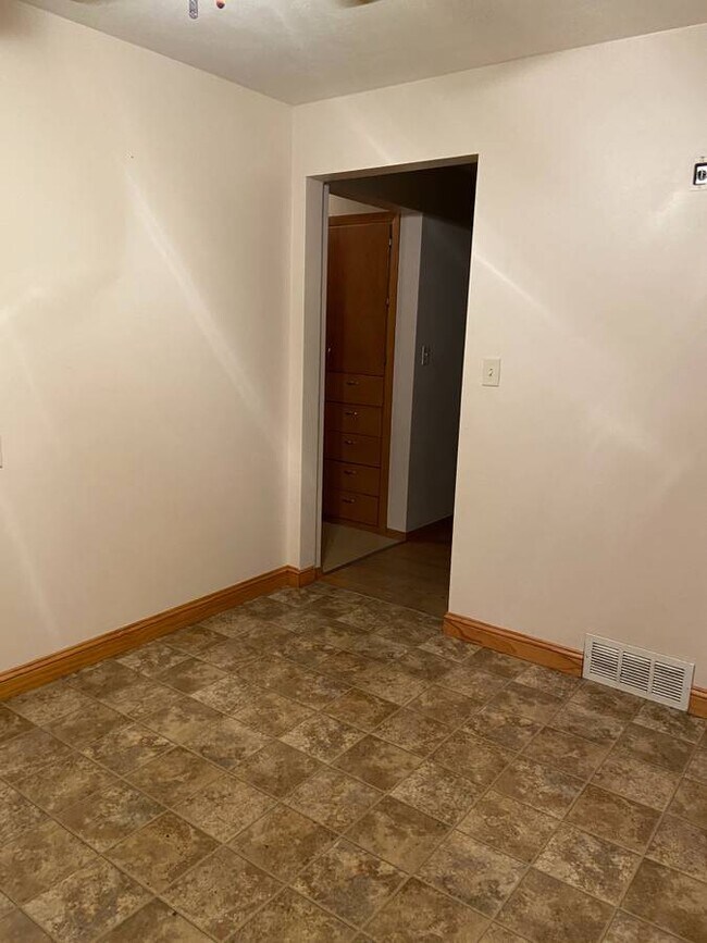 Building Photo - 1411 Silvercrest Dr