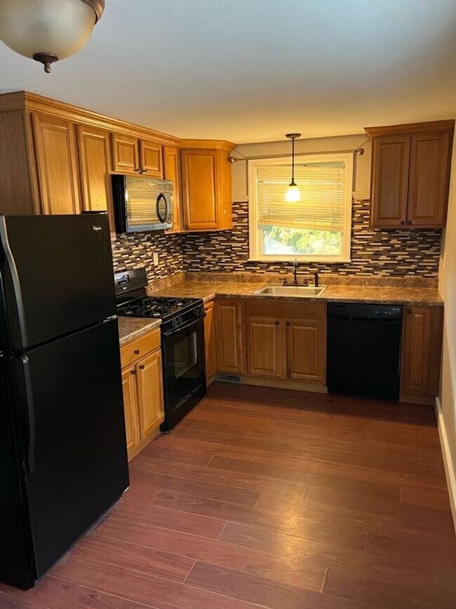 Building Photo - Newly Renovated 3 Bedroom, 2 Bathroom Home...