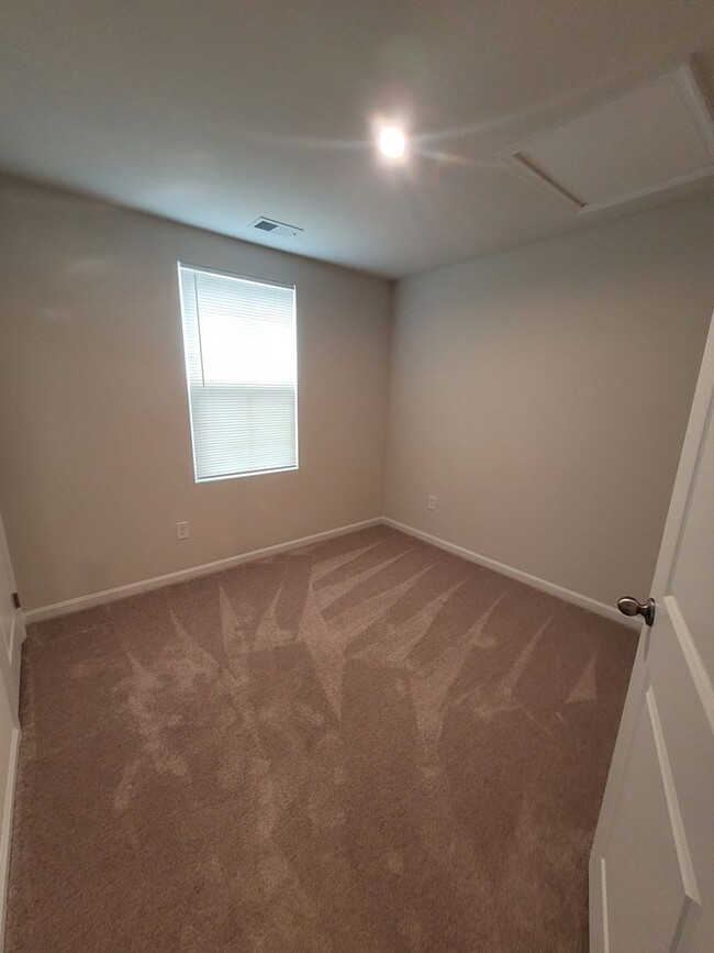 Building Photo - 227 Mildred Dr