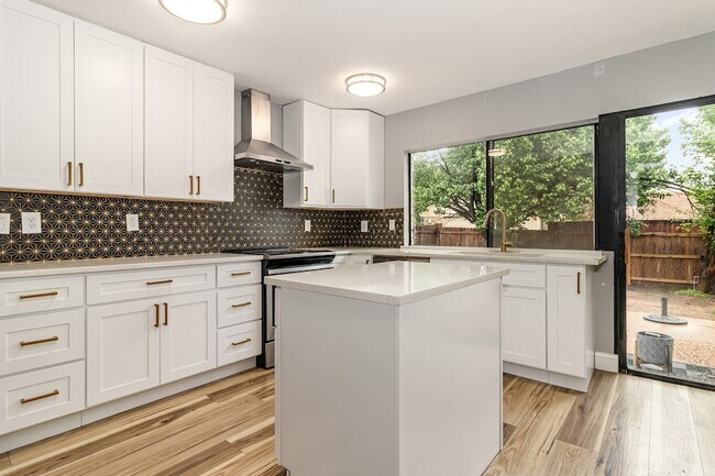 Foto del edificio - 4716 Roberts Dr