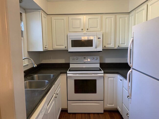 Foto del edificio - 2 BEDROOM CHARMER-PRIVATE PATIO- 2 brm  2.5 bath-Front Door Parking-On-site Pool-Outside storage-...
