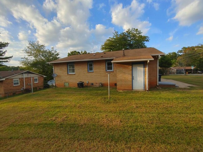Building Photo - 1392 w SedgeField