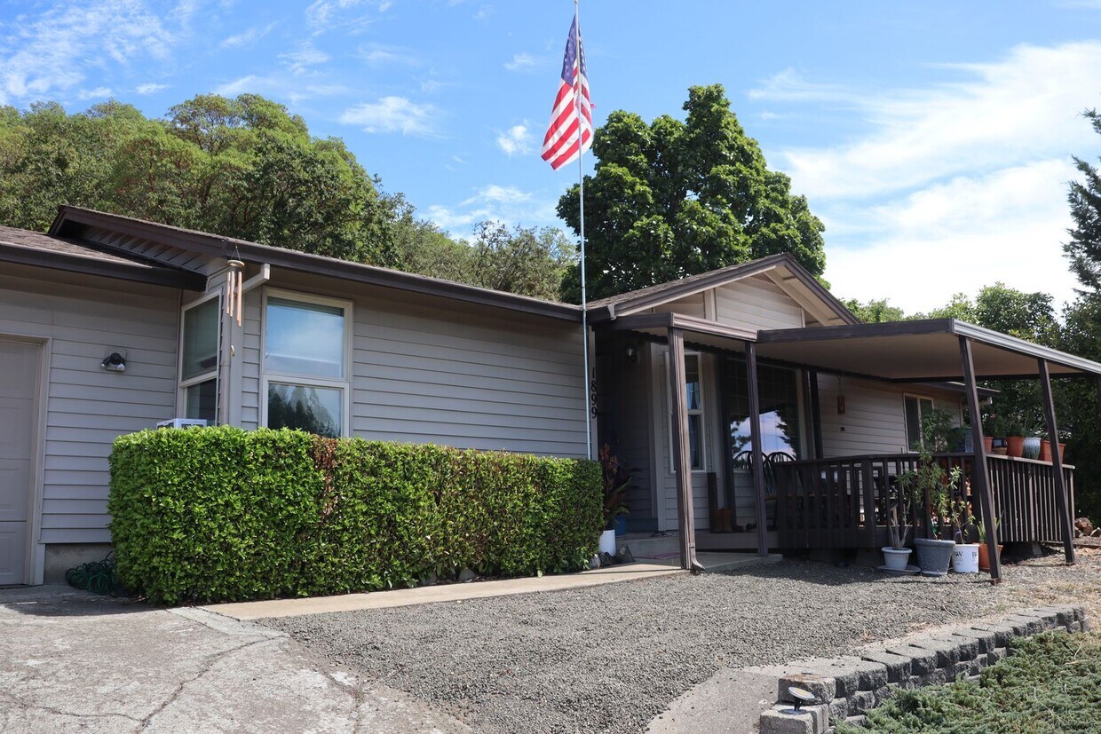 Foto principal - 3 bedroom 2 bath home in NE Roseburg