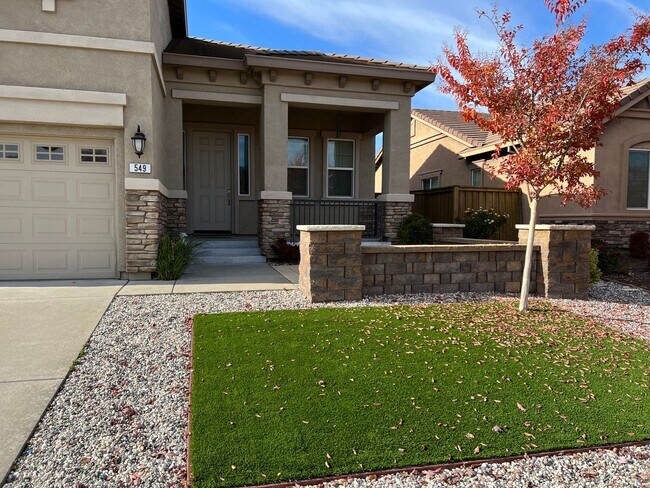 Foto del edificio - Desirable and Spacious 5-Bedroom Home in Empire Ranch!