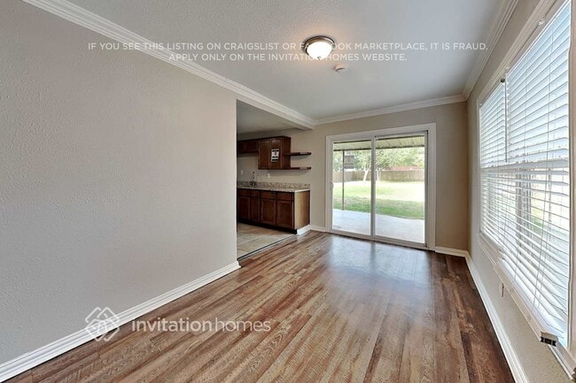 Building Photo - 208 Ennis St