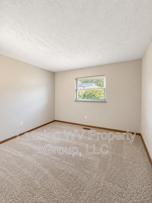 Building Photo - 2213 Avinell Dr