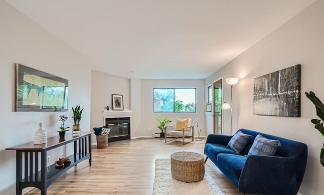 Building Photo - Furnished 2 Bed 2 Bath Condo in the Heart ...