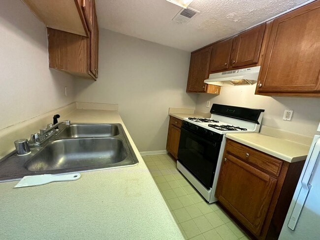 Building Photo - Townhouse in Clay Chalkville area