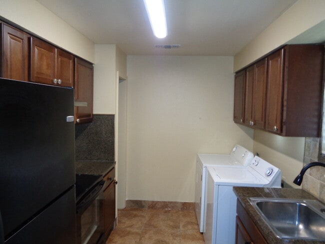 Building Photo - 654 Jennifer Jean Dr