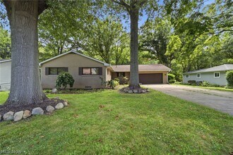 Building Photo - 1097 Oak Tree Rd