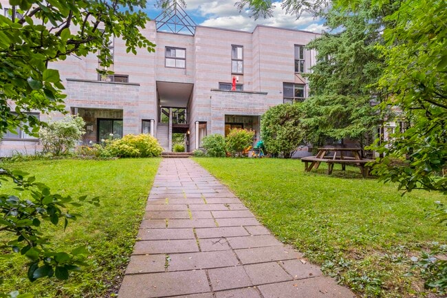 Building Photo - 2345 Rue Quesnel
