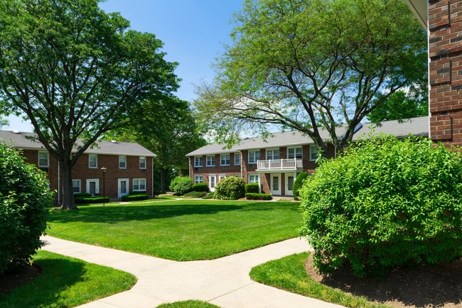 Building Photo - Greenwoods