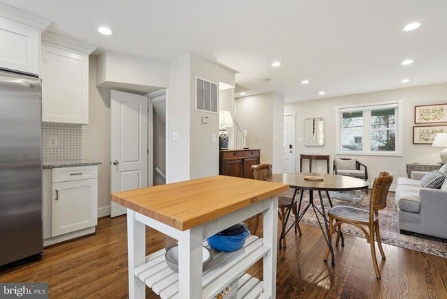 Building Photo - 19 Clifford Ave