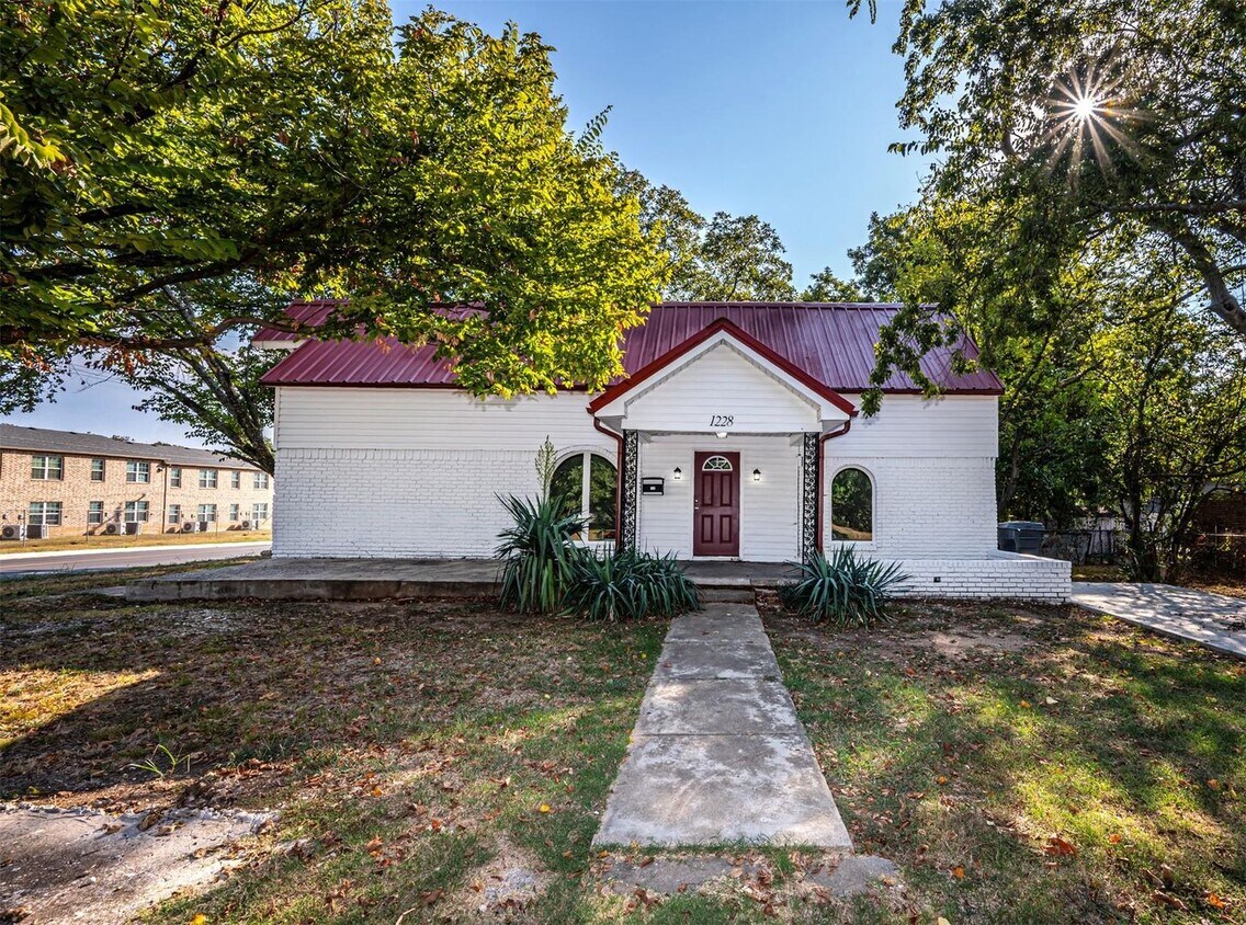 Primary Photo - Beautifully updated 4 bed / 2 bath home