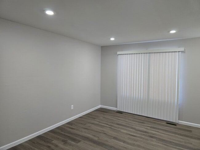 Building Photo - 38177 Jamestown Dr