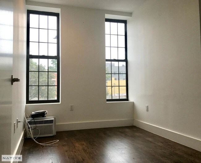 Building Photo - 558 Kosciuszko St