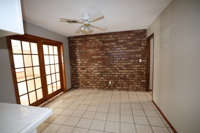 Foto del edificio - 1815 Nightingale Cir