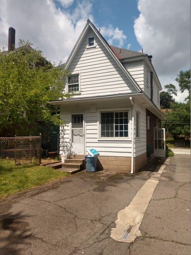 Foto del edificio - 6628 Wilkins Avenue