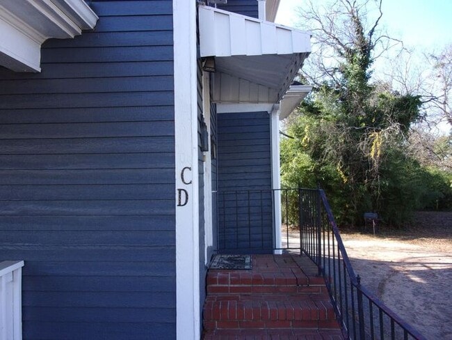 Building Photo - 2 Bedroom 1 Bath Apartment with Private Deck