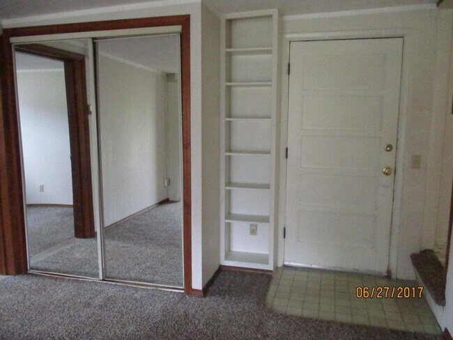 Foto del edificio - 3-Bedroom, 2-Bathroom with 2 car Carport in Sutherlin