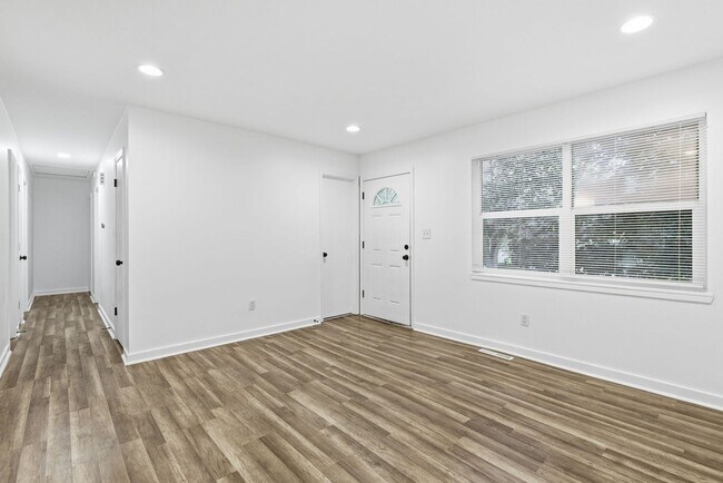 Foto del edificio - Everything upgraded on this 4 bedroom — to...