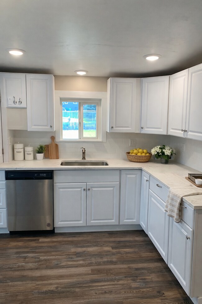 Foto del edificio - Gem Located In Central Selah; Spacious 2-Bedroom Retreat with Private Yard & Lots Of Storage!