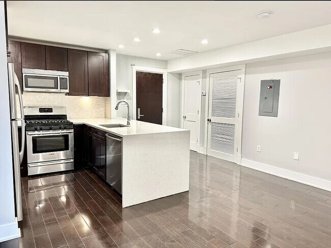 Foto del edificio - Sleek One-Bedroom in Eastern Market - Parking Spot Included!