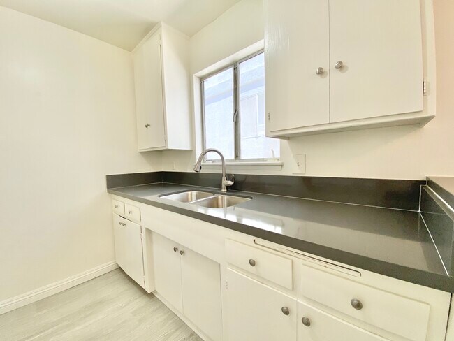Foto del edificio - 638 N West Knoll Dr
