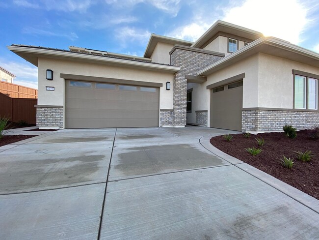 Building Photo - Stunning Dual Master in Hawk Ridge with La...