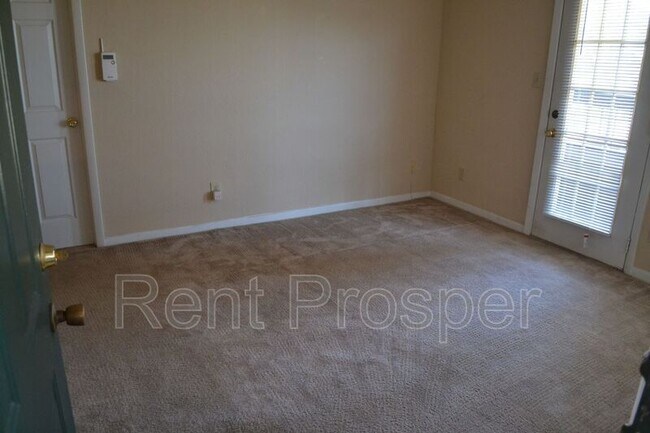 Foto del edificio - 5501 Rosebriar Way