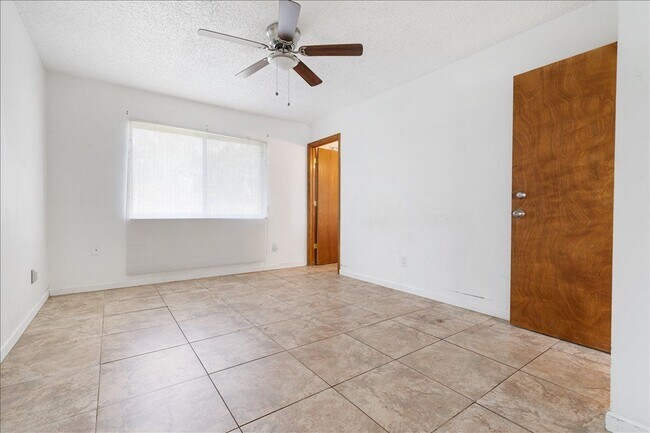 Building Photo - 1433 SE North Balcourt Ct