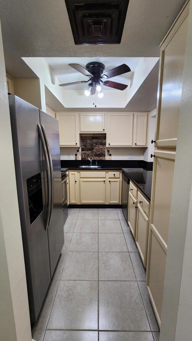 Building Photo - 105 S Riverside Dr