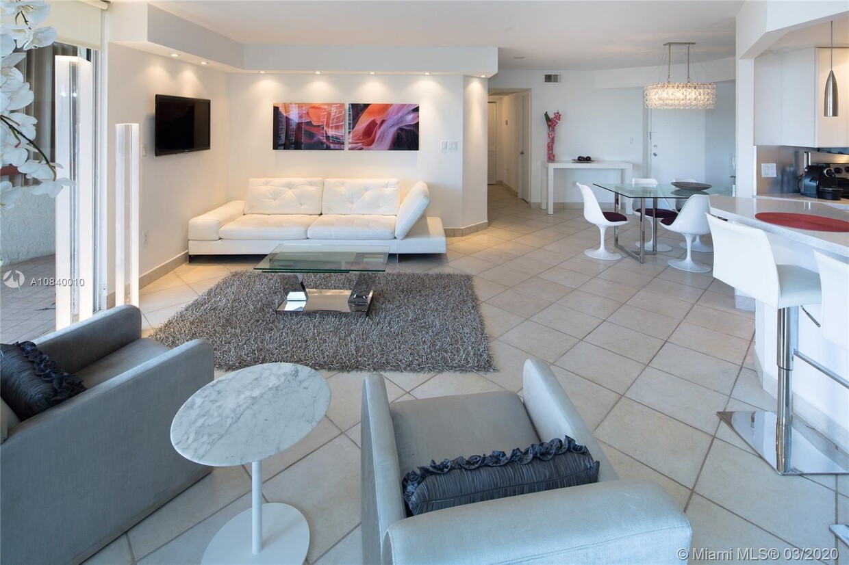 Foto principal - 15645 Collins Ave