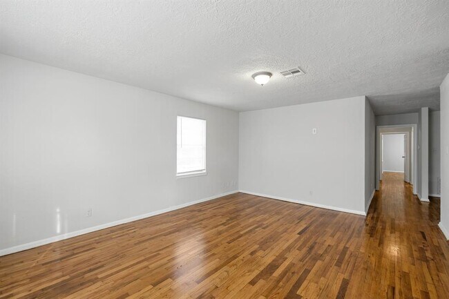 Foto del edificio - 4710 Meadow Park Dr